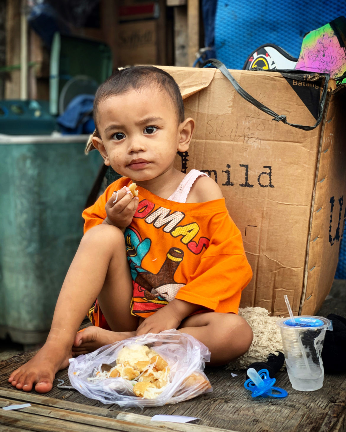 Enfant dans les rues de Kampung Sawah (mars 2020) - © Romain Mailliu