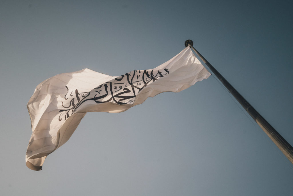 Le drapeau de l'Afghanistan taliban rappelle qu'il n'y a pas de dieu en dehors d’Allah et que Mahomet est Son prophète